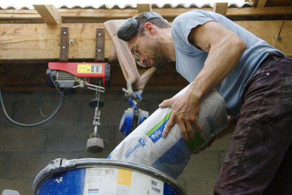 Ajout du plâtre au mélange eau plus la chamotte