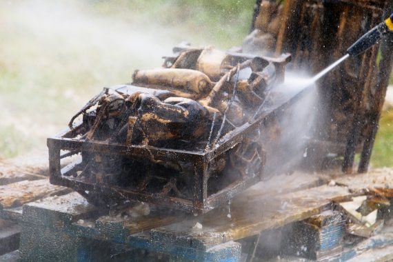 Nettoyage à l'eau sous pression du plâtre en sortie de moulage